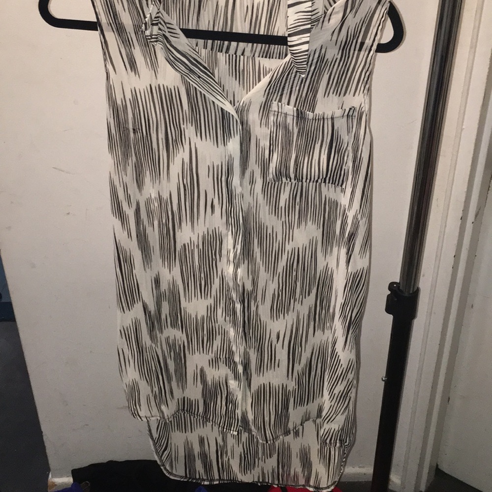 Lush sleeveless collar top.